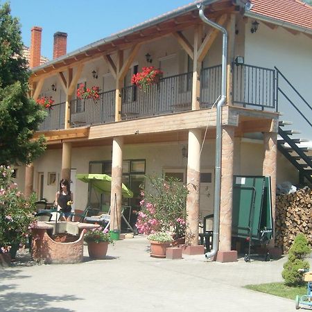 Pápa Harsfavirag Vendeghaz B&B 외부 사진